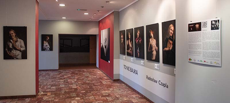 Wernisaż wystawy Radosława Czapli "To nie bajka" to prawdziwe historie w Domu Kultury w Knurowie 30.10.2021r. w ramach profilaktyki raka piersi. W ramach profilaktyki raka piersi Fundacja Gram Kibicuję Pomagam, Stowarzyszenie Kolorowe Damy oraz Fotograf Radosław Czapla i jego pracownia drukFineArt.pl przygotowali wspólnie projekt profilaktyki raka piersi. W ramach projektu powstała wystawa zdjęć Radosława Czapli "To nie bajka", na fotografiach można zobaczyć "Kolorowe Damy" - osoby, które starły się z chorobą, a teraz aktywnie działają by dalej z nią walczyć. Prócz zdjęć można skanując kod QR posłuchać prawdziwych historii i dowiedzieć się przydatnych informacji. Ogromny wkład w organizację i przebieg całego projektu ma Fundacja Gram Kibicuję Pomagam. Jeśli nasz projekt spowoduje większą świadomość, zachęci parę osób do badania lub pomoże choć jednej osobie to nasz cel będzie zrealizowany.