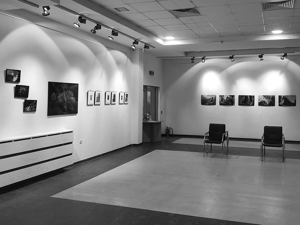 Wystawa Radosława Czapli Jura Opowieści w Stacji Artystycznej Rynek w Gliwicach luty 2021 Wystawa fotografa Radosława Czapli Jura Opowieści w Stacji Artystycznej Rynek w Gliwicach luty 2021 jest to pierwsza wystawa dostępna w tym roku po zluzowaniu obostrzeń COVIDowych. Zdjęcia i wydruki wyustawy wykonał Radosław Czapla Fotografia i Druk.