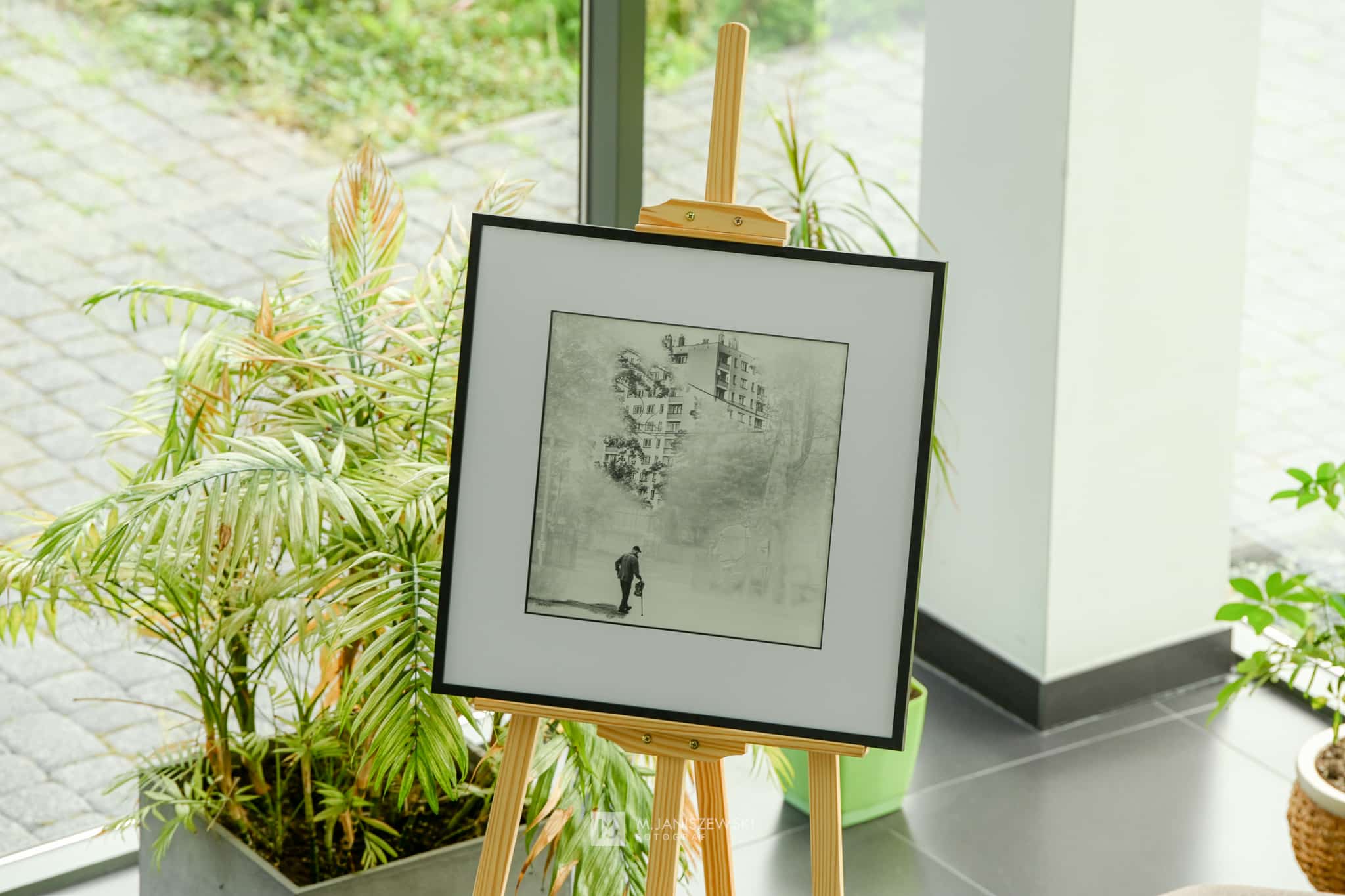 Wystawa „Frontem do obiektywu”  Mateusza janiszewskiego 2023 Wystawa „Frontem do obiektywu”  Mateusza janiszewskiego 2023 drukowana w naszej pracowni drukFineArt.pl na Śląsku