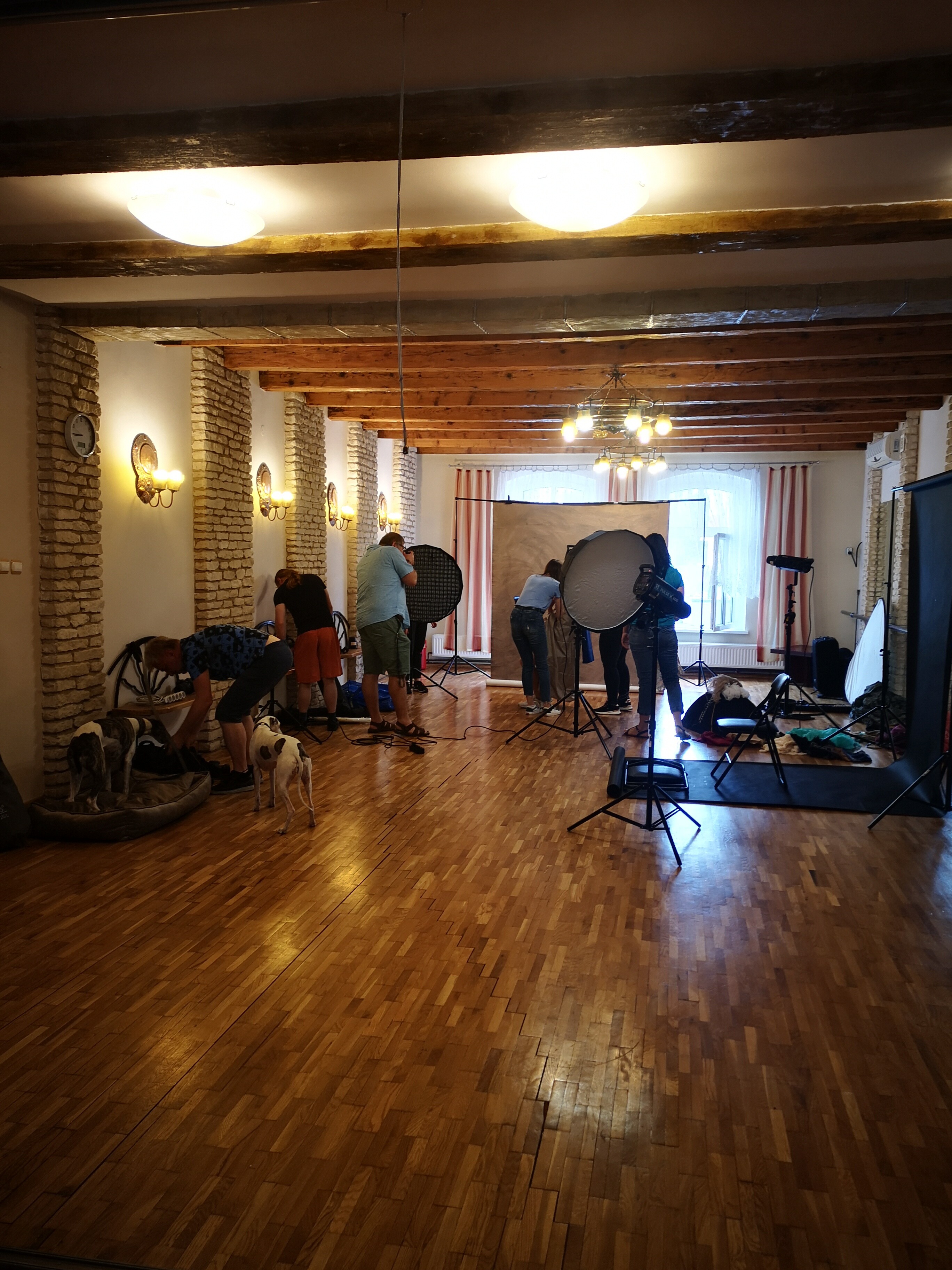 Warsztaty fotograficzne w Katowicach - oświetlenie malarskie - foto z telefonu Warsztaty fotograficzne - oświetlenie malarskie w portrecie, które odbyły się w domu kultury w Katowicach. Prowadzący Radosław Czapla i Karol Małota. Dziękujemy MDK Bogucice-Zawodzie 2023 obsługa lamp studyjnych.