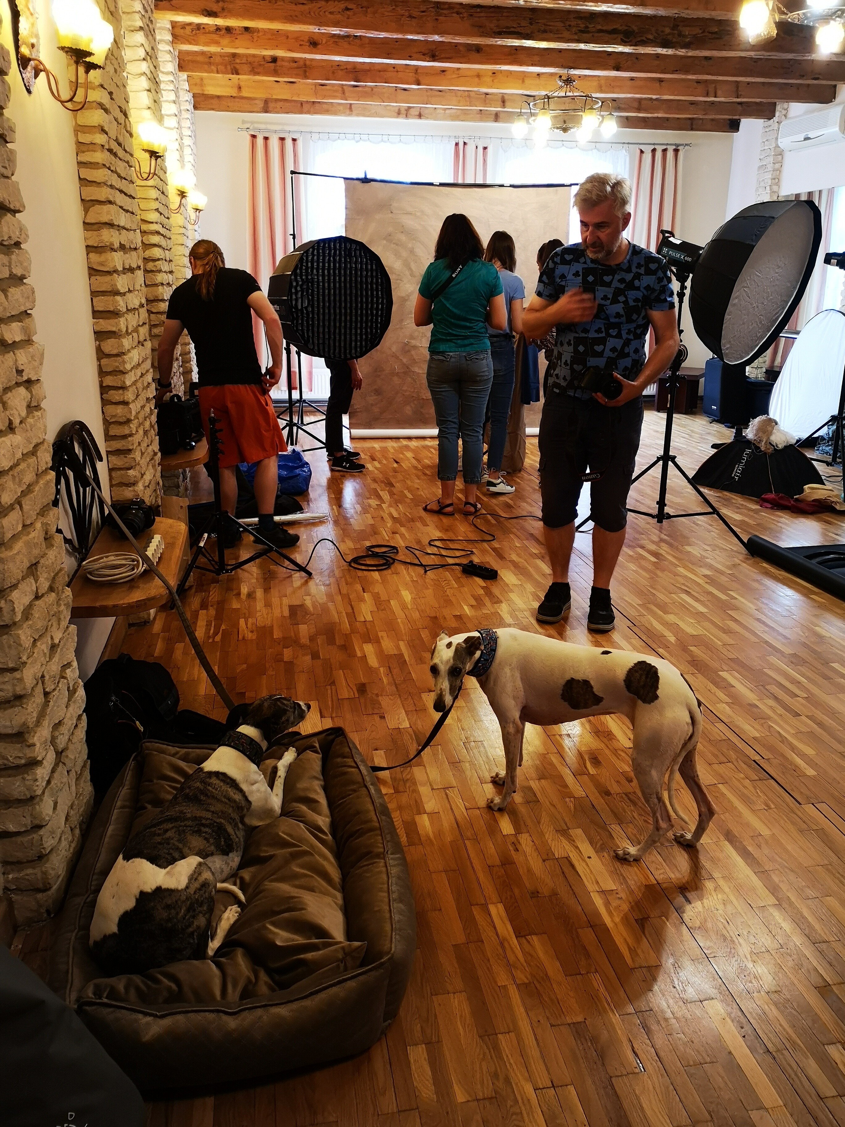 Warsztaty fotograficzne w Katowicach - oświetlenie malarskie - foto z telefonu Warsztaty fotograficzne - oświetlenie malarskie w portrecie, które odbyły się w domu kultury w Katowicach. Prowadzący Radosław Czapla i Karol Małota. Dziękujemy MDK Bogucice-Zawodzie 2023 obsługa lamp studyjnych.