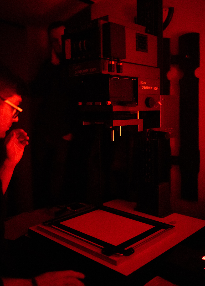 Warsztaty Analogowe u Radosława Czapli 2024. Praca w ciemni. Warsztaty Analogowe u Radosława Czapli w pracowni drukFineArt.pl 2024. Praca w ciemni pod powiększalnikiem Durst Laborator 1200 i papierach Ilford multigrade 2024 na Śląsku.