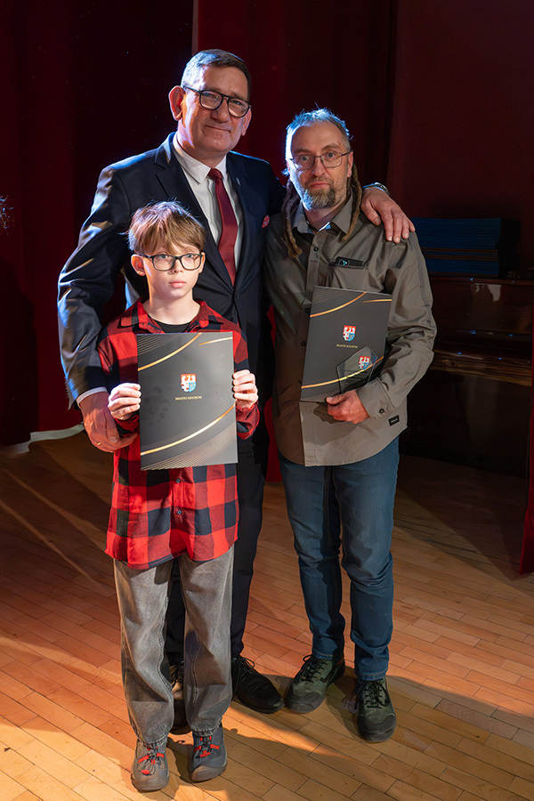 Przemek i Radosław Czapla w towarzystwie Prezydenta Miasta Tomasza Rzepy Gala Kultury i Sportu 2026 Knurów - Centrum Kultury