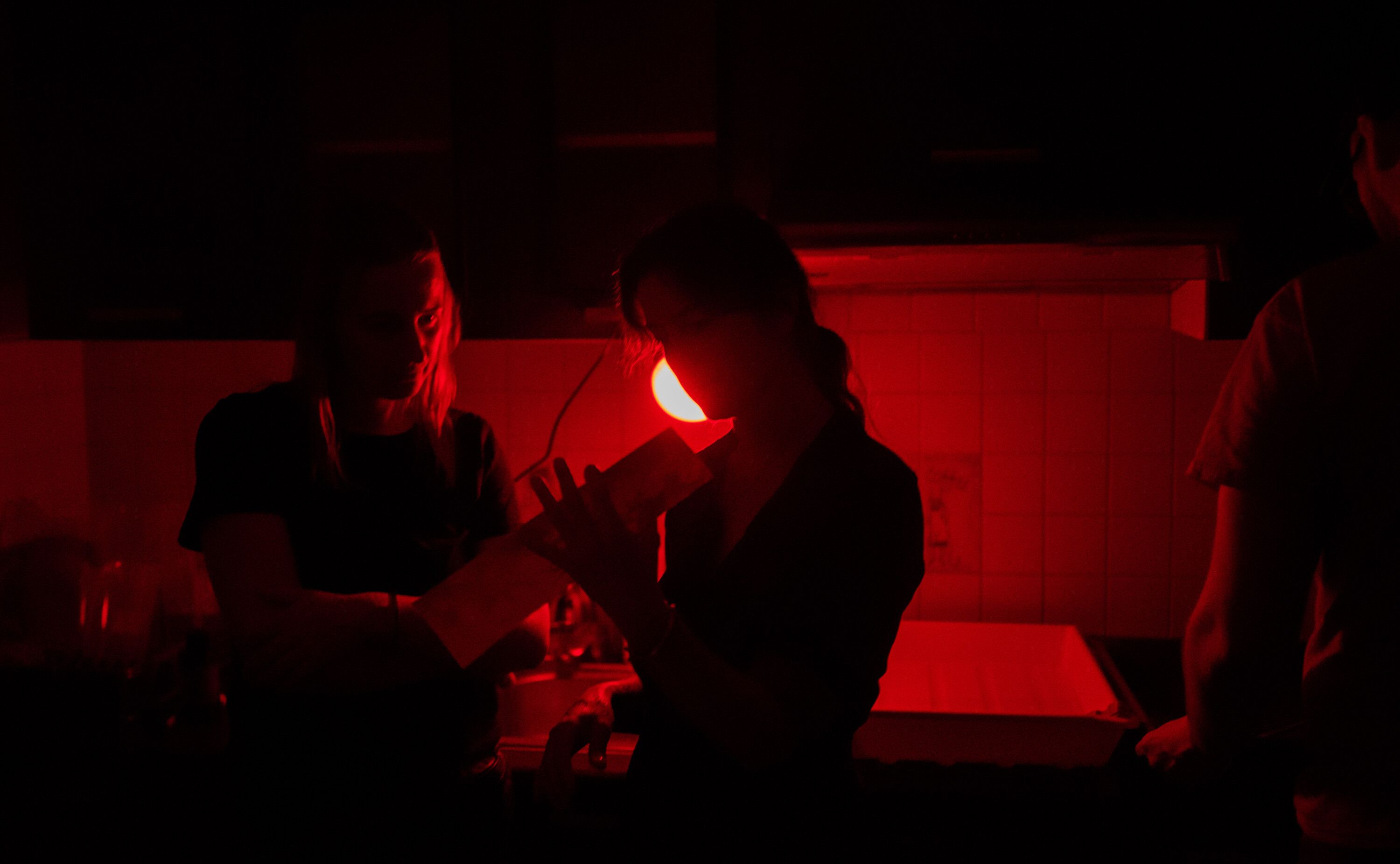 Warsztaty fotografii analogowej na Śląsku u fotografa Radosław Czapla Warsztaty fotografii analogowej, które prowadził Radosław Czapla w swojej Ciemni na Śląsku. Były to dwudniowe, intensywne, warsztaty fotografii analogowej od A do Z 2023