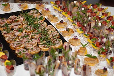 Wernisaż wystawy Radosława Czapli "To nie bajka" to prawdziwe historie w Domu Kultury w Knurowie 30.10.2021r. w ramach profilaktyki raka piersi. W ramach profilaktyki raka piersi Fundacja Gram Kibicuję Pomagam, Stowarzyszenie Kolorowe Damy oraz Fotograf Radosław Czapla i jego pracownia drukFineArt.pl przygotowali wspólnie projekt profilaktyki raka piersi. W ramach projektu powstała wystawa zdjęć Radosława Czapli "To nie bajka", na fotografiach można zobaczyć "Kolorowe Damy" - osoby, które starły się z chorobą, a teraz aktywnie działają by dalej z nią walczyć. Prócz zdjęć można skanując kod QR posłuchać prawdziwych historii i dowiedzieć się przydatnych informacji. Ogromny wkład w organizację i przebieg całego projektu ma Fundacja Gram Kibicuję Pomagam. Jeśli nasz projekt spowoduje większą świadomość, zachęci parę osób do badania lub pomoże choć jednej osobie to nasz cel będzie zrealizowany.