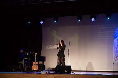 Występ Agaty Żyły i JAcka Żyły podczas wernisażu wystawy Radosława Czapli "To nie bajka" W ramach profilaktyki raka piersi Fundacja Gram Kibicuję Pomagam, Stowarzyszenie Kolorowe Damy oraz Fotograf Radosław Czapla i jego pracownia drukFineArt.pl przygotowali wspólnie projekt profilaktyki raka piersi. W ramach projektu powstała wystawa zdjęć Radosława Czapli "To nie bajka", na fotografiach można zobaczyć "Kolorowe Damy" - osoby, które starły się z chorobą, a teraz aktywnie działają by dalej z nią walczyć. Prócz zdjęć można skanując kod QR posłuchać prawdziwych historii i dowiedzieć się przydatnych informacji. Ogromny wkład w organizację i przebieg całego projektu ma Fundacja Gram Kibicuję Pomagam. Jeśli nasz projekt spowoduje większą świadomość, zachęci parę osób do badania lub pomoże choć jednej osobie to nasz cel będzie zrealizowany.