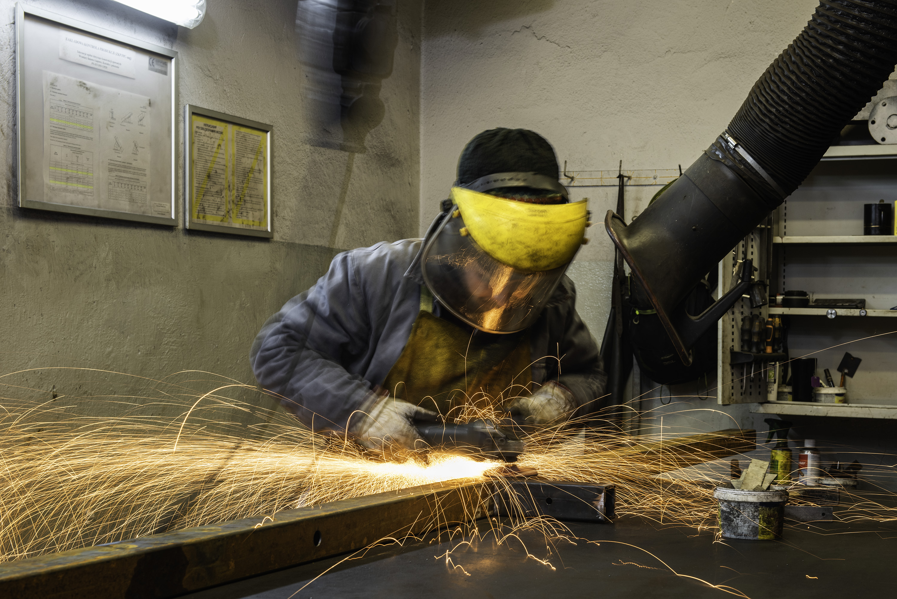 Katedra Grafiki Uniwersytetu Humanistycznospołecznego SWPS we Wrocławiu przyznała wyróżnienie specjalne dla pracy „Spawacz” Radosława Czapli Podsumowanie roku 2021 z twórczej działalności Radosława Czapli - fotografia i druk. Giclee, FineArt, druk, fotografia, wystawy, szkolenia i warsztaty. Profesjonalny fotograf.