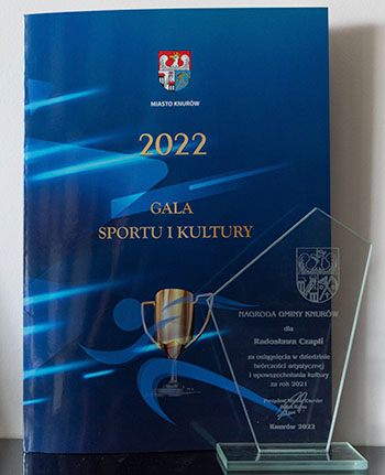 Nagroda od Prezydenta Miasta za osiągnięcia w dziedzinie twórczości artystycznej i upowszechniania kultury za rok 2021 dla Radosława Czapli w kategorii fotografia podczas Gali w Domu Kultury Nagroda od Prezydenta Miasta za osiągnięcia w dziedzinie twórczości artystycznej i upowszechniania kultury za rok 2021 dla Radosława Czapli w kategorii fotografia podczas Gali w Domu Kultury w Knurowie