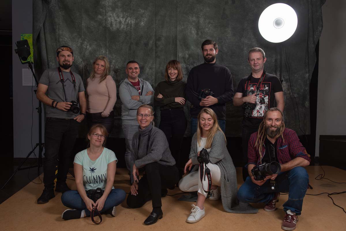 Warsztaty Radosława Czapli "portret i oświetlenie" w Gliwicach Podsumowanie roku 2021 z twórczej działalności Radosława Czapli - fotografia i druk. Giclee, FineArt, druk, fotografia, wystawy, szkolenia i warsztaty. Profesjonalny fotograf.