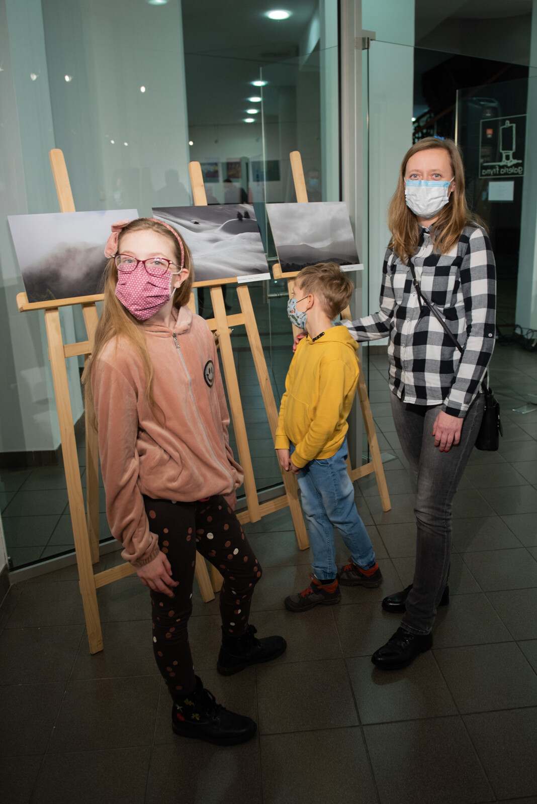 Wernisaż - Fotografie pokonkursowe nominowane w Konkursie "Lawiny 2021" w tym praca Radosława Czapli Ziarno Nadziei Wernisaż - Fotografie pokonkursowe nominowane w Konkursie "Lawiny 2021" zobaczyć można w Galerii "Fryna" w Miejskim Centrum Kultury w Rudzie Śląskiej mieszczącym się przy ulicy Niedurnego 69. Wystawę można oglądać od 19 listopada do 5 grudnia 2021r. W tym pracę Ziarno Nadziei wykonaną przez fotografa Radosław Czapla.