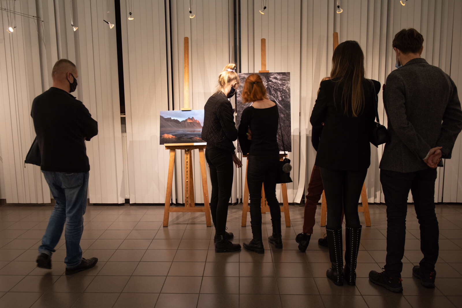 Wernisaż - Fotografie pokonkursowe nominowane w Konkursie "Lawiny 2021" w tym nagrodzona pierwszym miejscem praca Krzysztofa Szlapy Wernisaż - Fotografie pokonkursowe nominowane w Konkursie "Lawiny 2021" zobaczyć można w Galerii "Fryna" w Miejskim Centrum Kultury w Rudzie Śląskiej mieszczącym się przy ulicy Niedurnego 69. Wystawę można oglądać od 19 listopada do 5 grudnia 2021r. W tym pracę Ziarno Nadziei wykonaną przez fotografa Radosław Czapla.