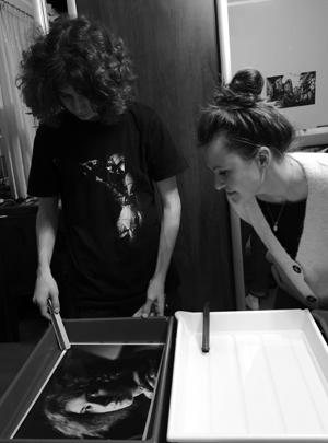 Warsztaty fotografii analogowej w Knurowie na Śląsku - ciemnia fotograficzna prowadzone w Gliwicach, Katowicach, Rybniku Ciemnia fotograficzna na warsztatach analogowych w Knurowie na Śląsku. Nauka pracy w ciemni fotograficznej na śląsku - Gliwice, Zabrze, Katowice, Rybnik to miejsca gdzie Radosław Czapla prowadzi kursy i warsztaty, szkolenia dla dorosłych i młodzieży 2021, 2022