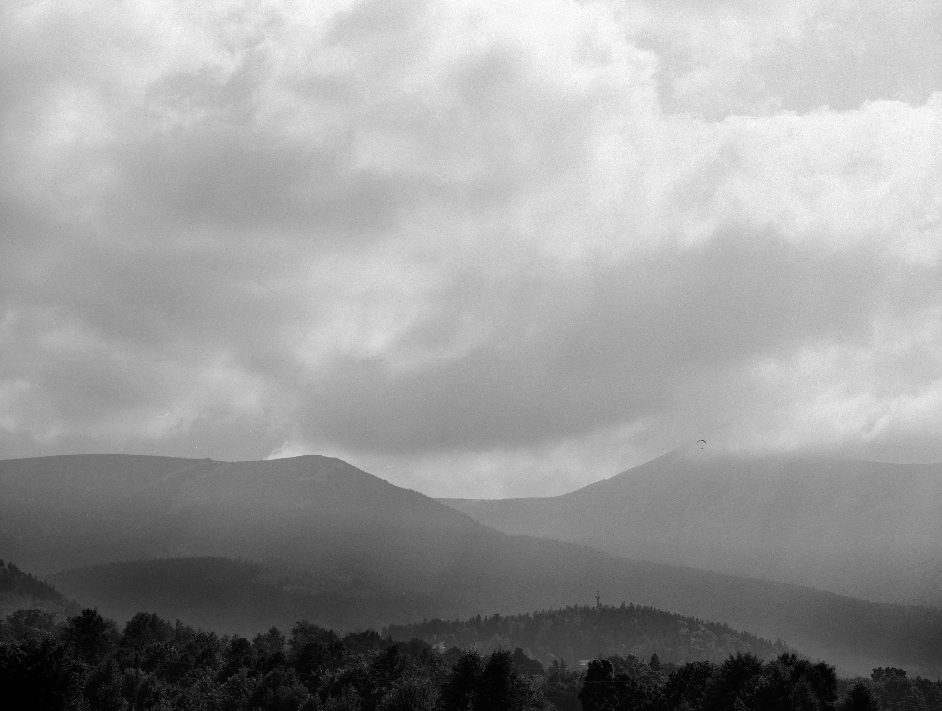 "Ziarno Nadziei" Radosława Czapli - praca nominowana w konkursie fotografii Górskiej Lawiny "Ziarno Nadziei" Radosława Czapli - praca nominowana w konkursie fotografii Górskiej Lawiny,Fotografie pokonkursowe zobaczyć można w Galerii "Fryna" w Miejskim Centrum Kultury w Rudzie Śląskiej mieszczącym się przy ulicy Niedurnego 69. Wystawę można oglądać od 19 listopada do 5 grudnia 2021r.