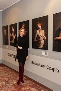 Wernisaż wystawy Radosława Czapli "To nie bajka" to prawdziwe historie w Domu Kultury w Knurowie 30.10.2021r. w ramach profilaktyki raka piersi. W ramach profilaktyki raka piersi Fundacja Gram Kibicuję Pomagam, Stowarzyszenie Kolorowe Damy oraz Fotograf Radosław Czapla i jego pracownia drukFineArt.pl przygotowali wspólnie projekt profilaktyki raka piersi. W ramach projektu powstała wystawa zdjęć Radosława Czapli "To nie bajka", na fotografiach można zobaczyć "Kolorowe Damy" - osoby, które starły się z chorobą, a teraz aktywnie działają by dalej z nią walczyć. Prócz zdjęć można skanując kod QR posłuchać prawdziwych historii i dowiedzieć się przydatnych informacji. Ogromny wkład w organizację i przebieg całego projektu ma Fundacja Gram Kibicuję Pomagam. Jeśli nasz projekt spowoduje większą świadomość, zachęci parę osób do badania lub pomoże choć jednej osobie to nasz cel będzie zrealizowany.